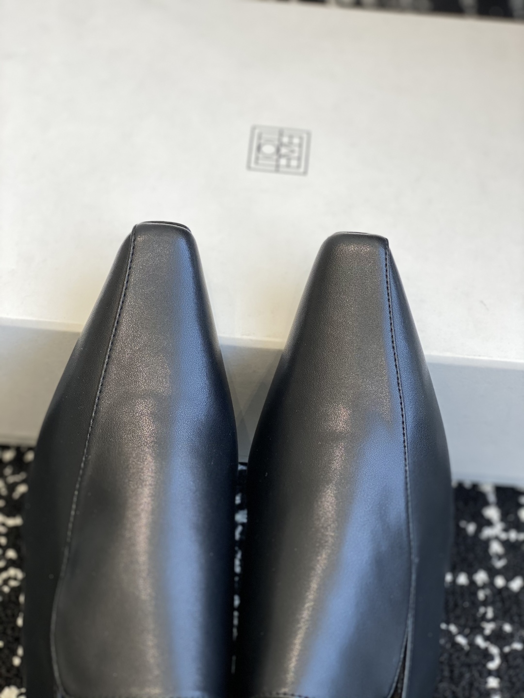 代购级
Toteme  25ss 春夏新款 深口单鞋 猫跟穆勒鞋

进口小牛皮高级舒适，配女神们的半身裙