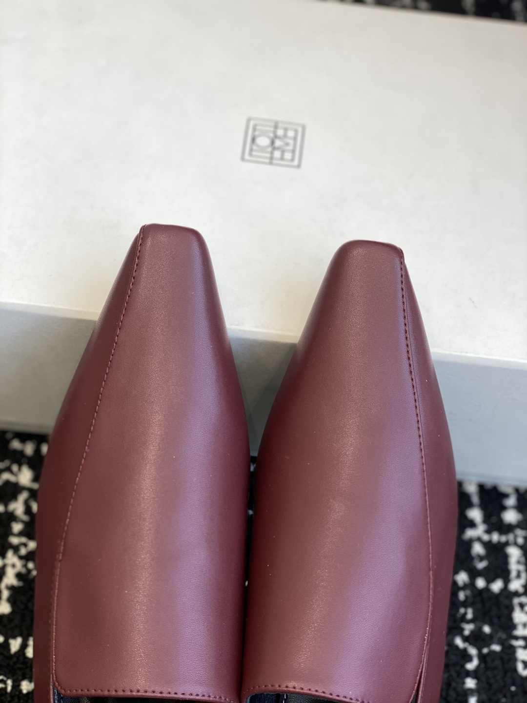 代购级
Toteme  25ss 春夏新款 深口单鞋 猫跟穆勒鞋

进口小牛皮高级舒适，配女神们的半身裙