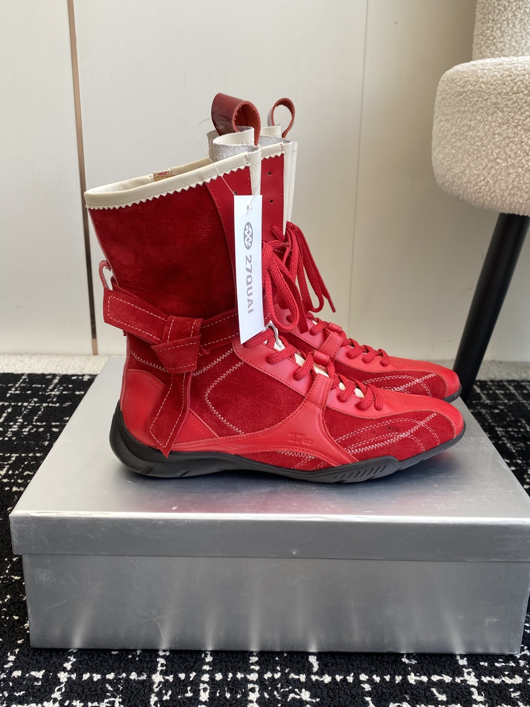 代购级
27QUAI 25ss 春夏新款 走秀款德训 拳击靴 休闲靴

设计理念源于拳击靴和芭蕾舞鞋两者