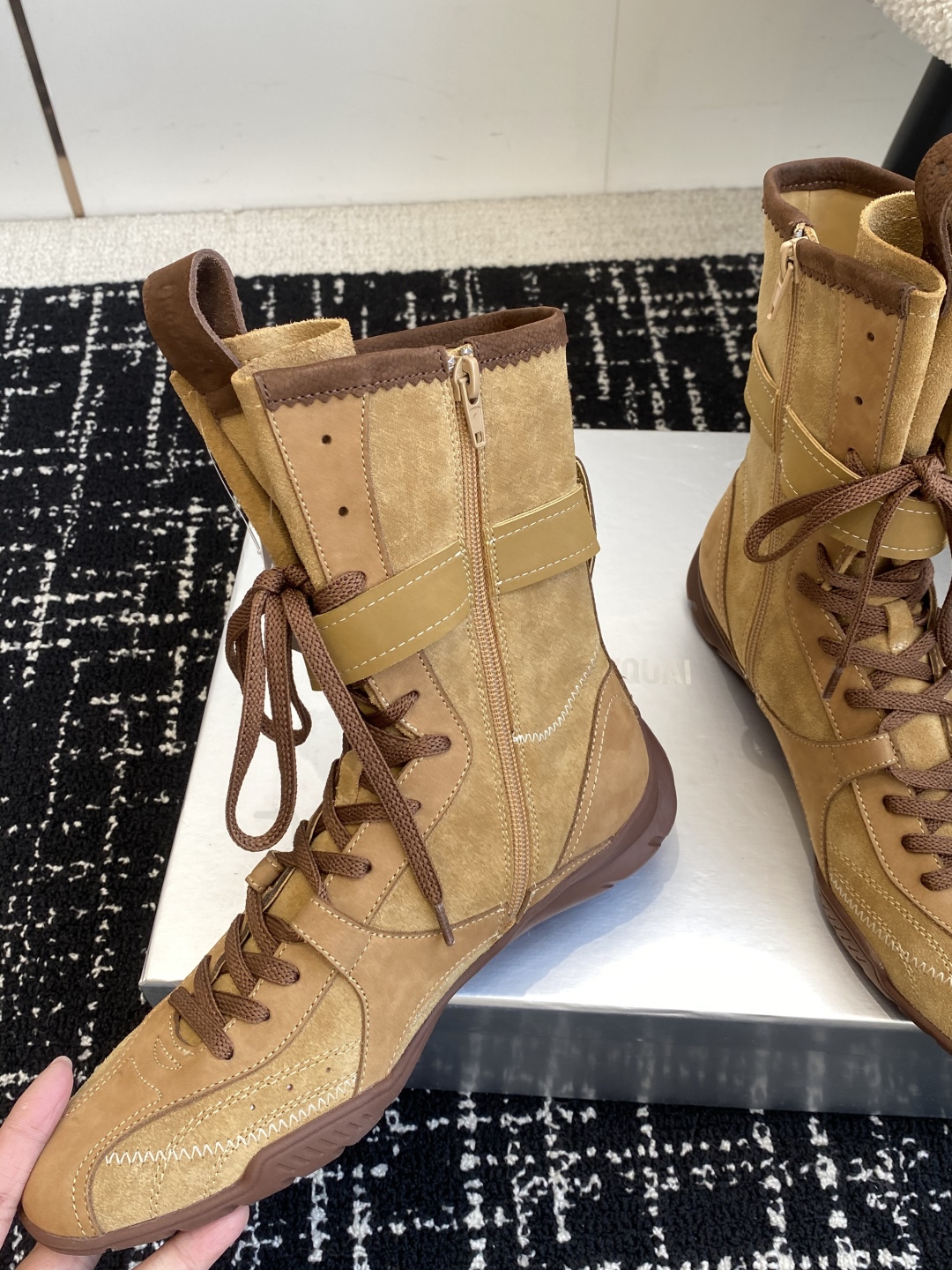 代购级
27QUAI 25ss 春夏新款 走秀款德训 拳击靴 休闲靴

设计理念源于拳击靴和芭蕾舞鞋两者
