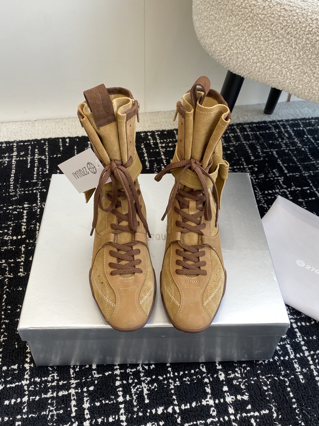 代购级
27QUAI 25ss 春夏新款 走秀款德训 拳击靴 休闲靴

设计理念源于拳击靴和芭蕾舞鞋两者
