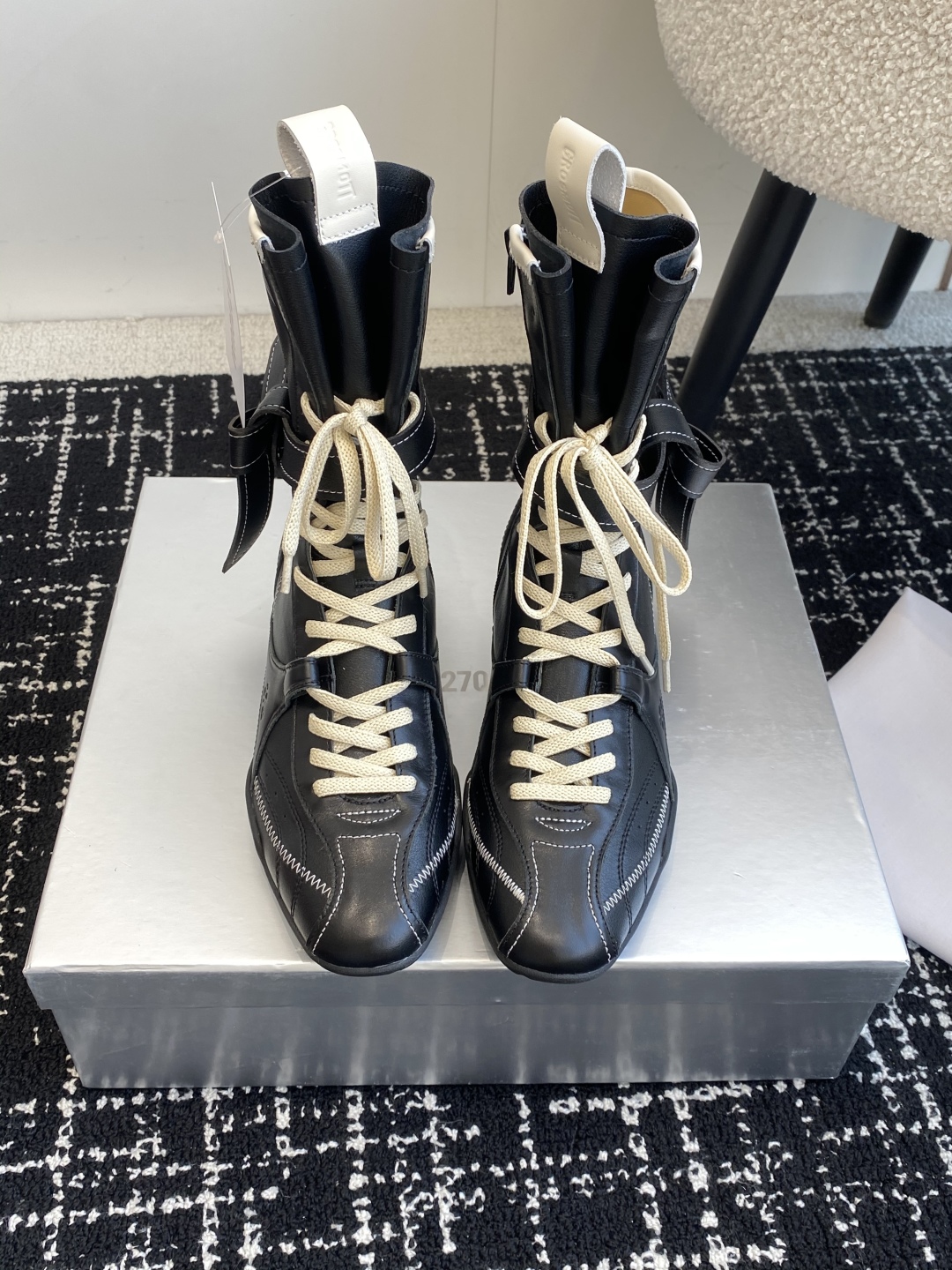 代购级
27QUAI 25ss 春夏新款 走秀款德训 拳击靴 休闲靴

设计理念源于拳击靴和芭蕾舞鞋两者