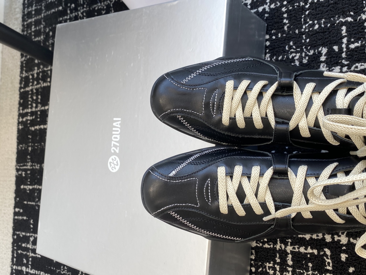 代购级
27QUAI 25ss 春夏新款 走秀款德训 拳击靴 休闲靴

设计理念源于拳击靴和芭蕾舞鞋两者