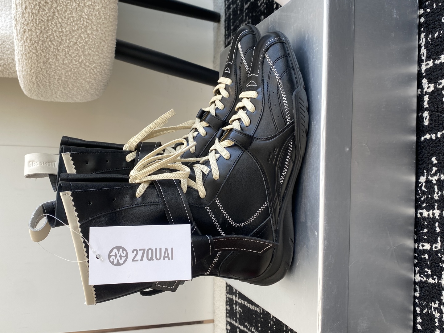 代购级
27QUAI 25ss 春夏新款 走秀款德训 拳击靴 休闲靴

设计理念源于拳击靴和芭蕾舞鞋两者