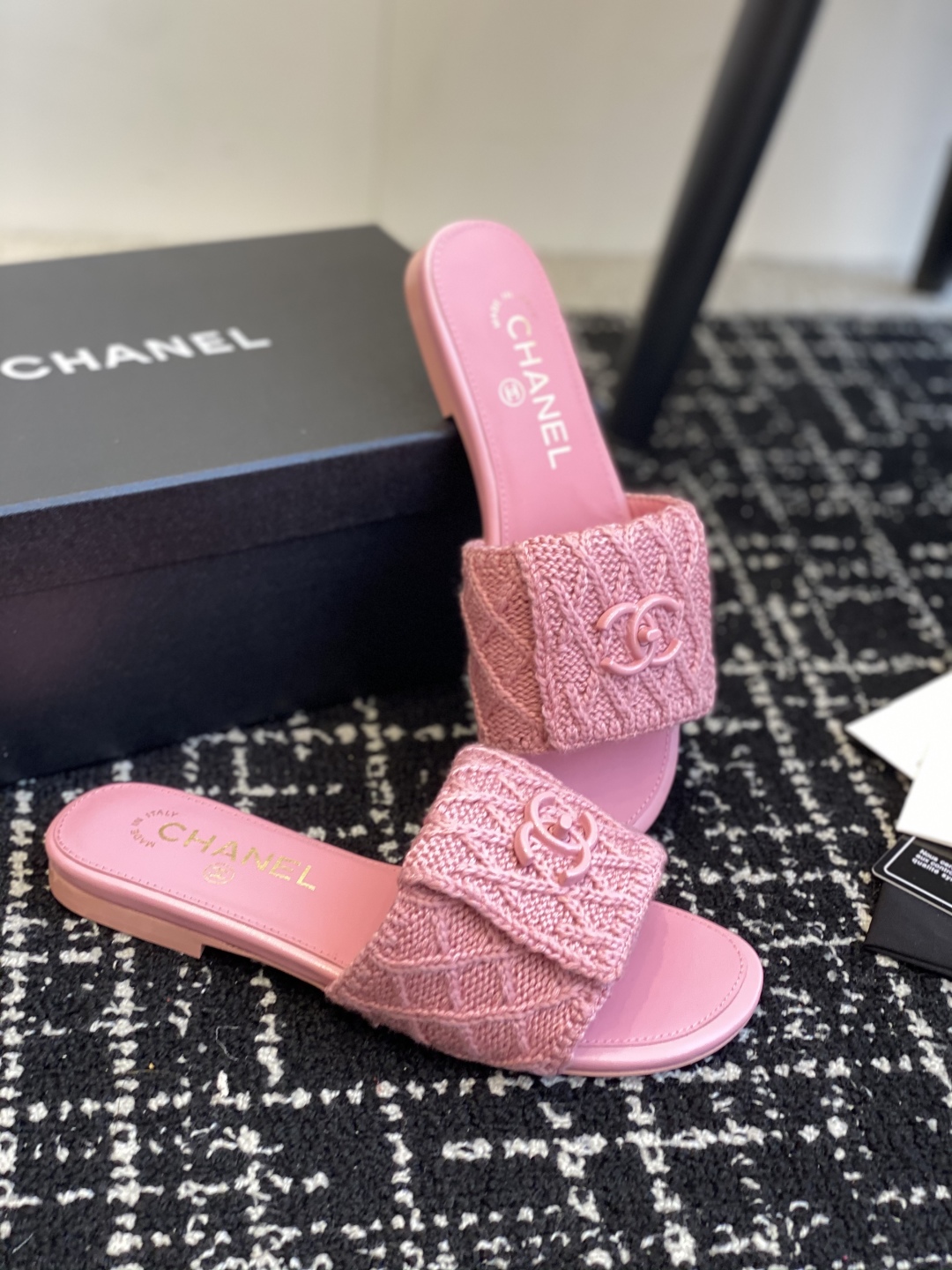 代购级
Chanel 小香 24ss 春夏新品度假 毛线懒人拖 鞋

小香的一款全新设计 鞋面毛线纯手工