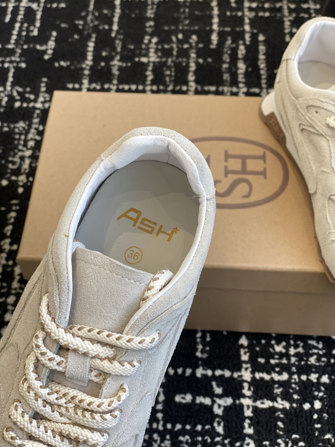 ASH 25ss 春夏新款 意大利轻奢潮牌 德训鞋 小白鞋优质牛皮多彩鞋标透气孔设计坚韧
明星同款休闲系