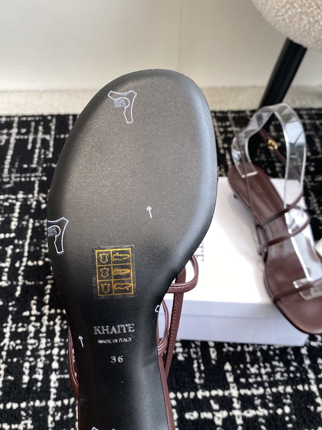 代购级
Khaite 25 ss 新款尖头 细跟 凉鞋 

非常优雅的圆头头高跟鞋，百搭好穿，不管是什么