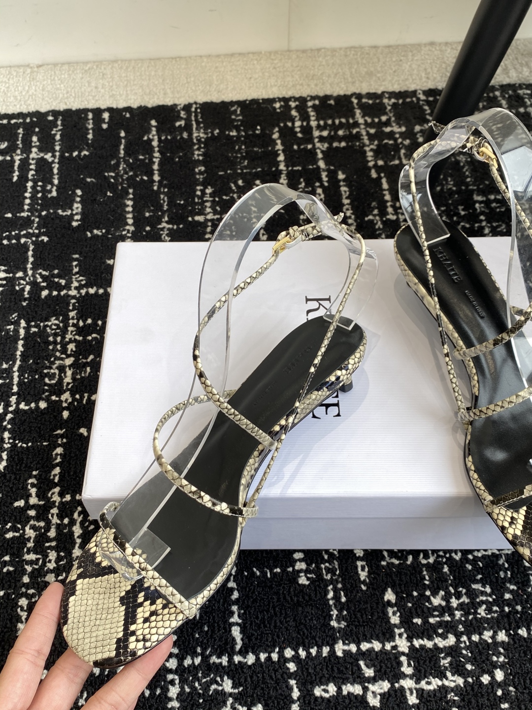 代购级
Khaite 25 ss 新款尖头 细跟 凉鞋 

非常优雅的圆头头高跟鞋，百搭好穿，不管是什么