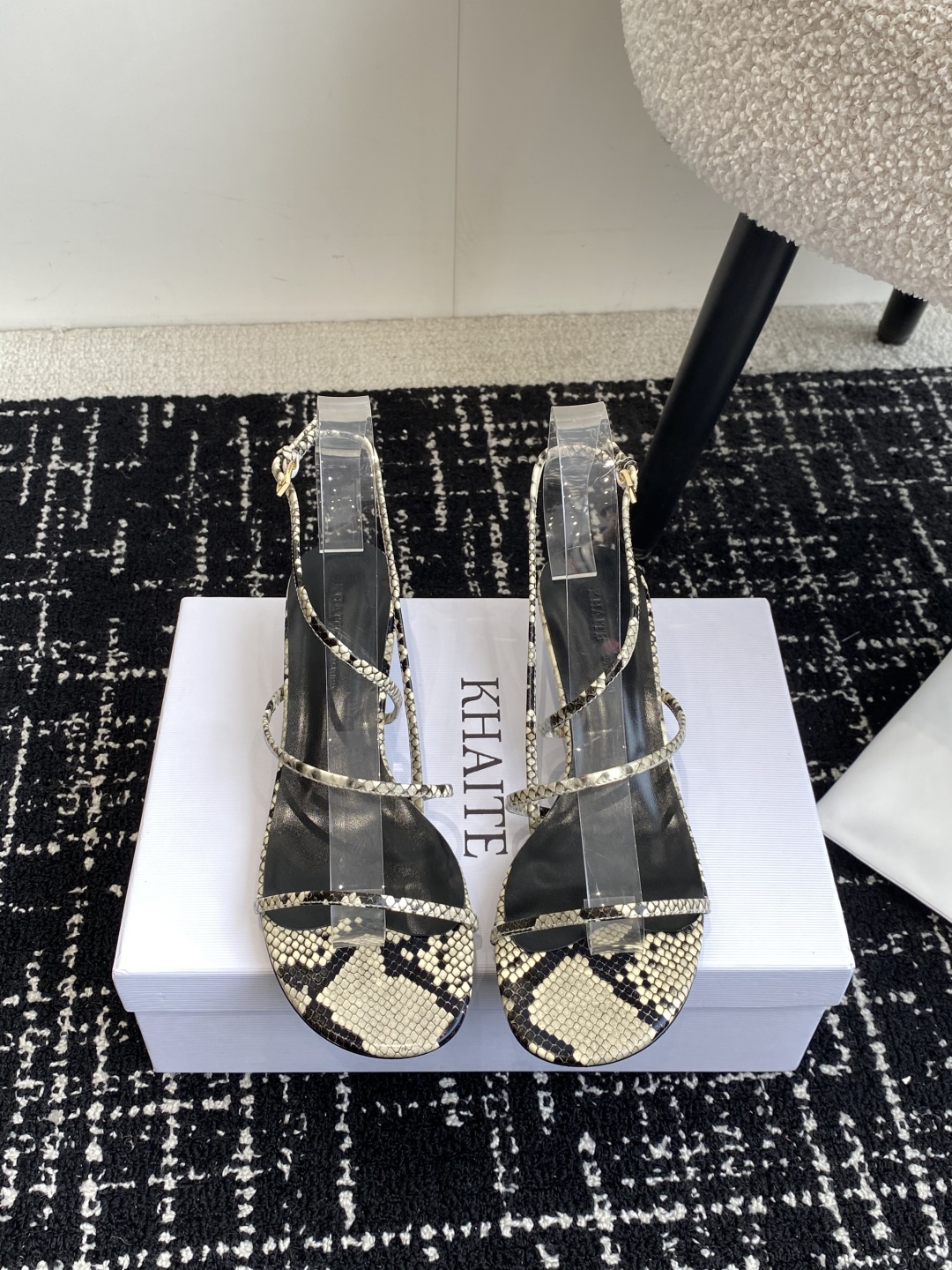 代购级
Khaite 25 ss 新款尖头 细跟 凉鞋 

非常优雅的圆头头高跟鞋，百搭好穿，不管是什么