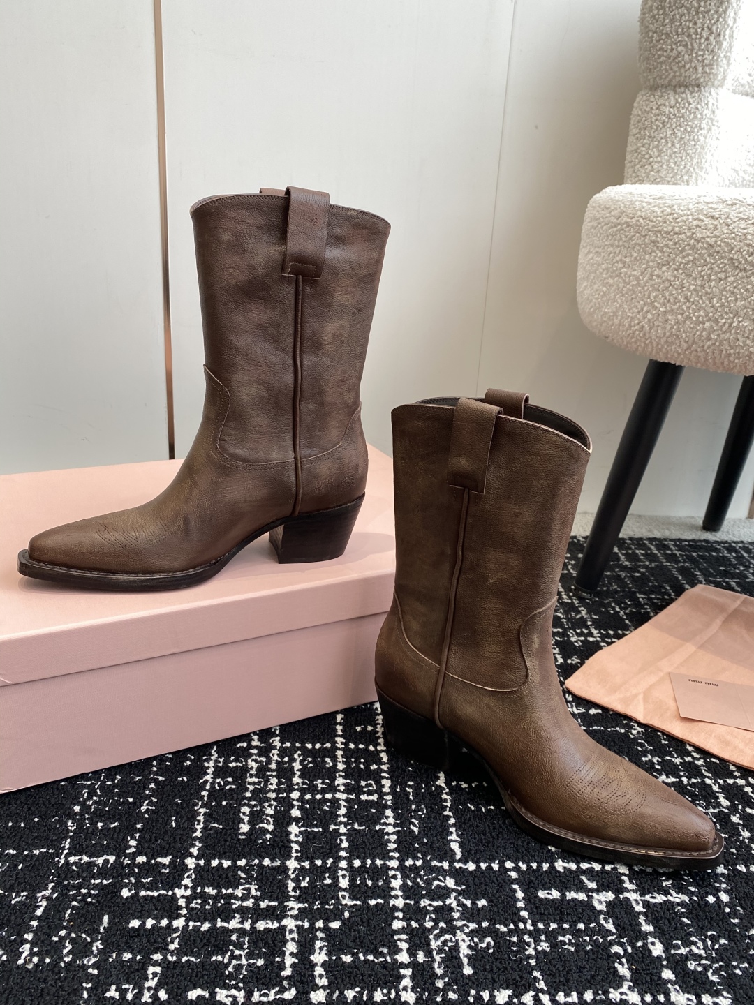 代购级
MiuMiu 25新款 new arrival 缪缪秀款 四季靴 

复古经典牛仔机车靴造型 代