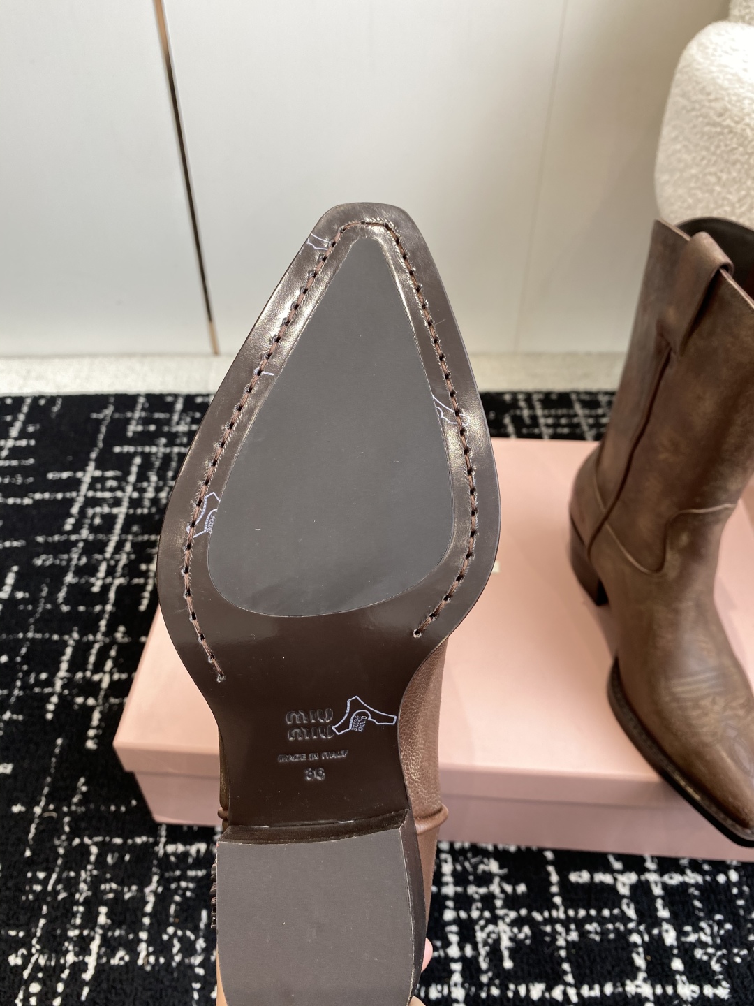代购级
MiuMiu 25新款 new arrival 缪缪秀款 四季靴 

复古经典牛仔机车靴造型 代