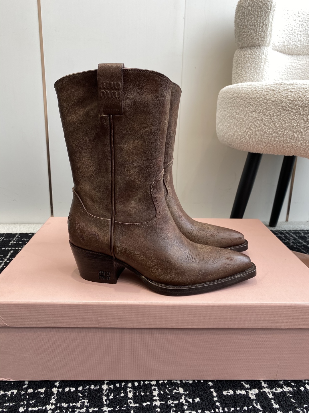 代购级
MiuMiu 25新款 new arrival 缪缪秀款 四季靴 

复古经典牛仔机车靴造型 代