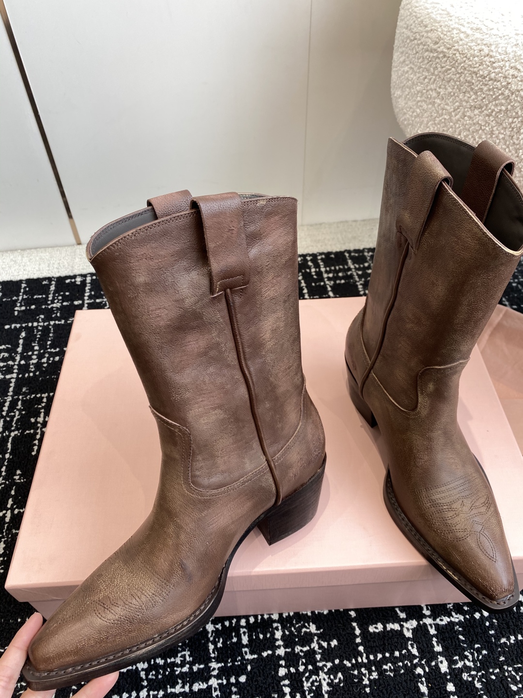 代购级
MiuMiu 25新款 new arrival 缪缪秀款 四季靴 

复古经典牛仔机车靴造型 代