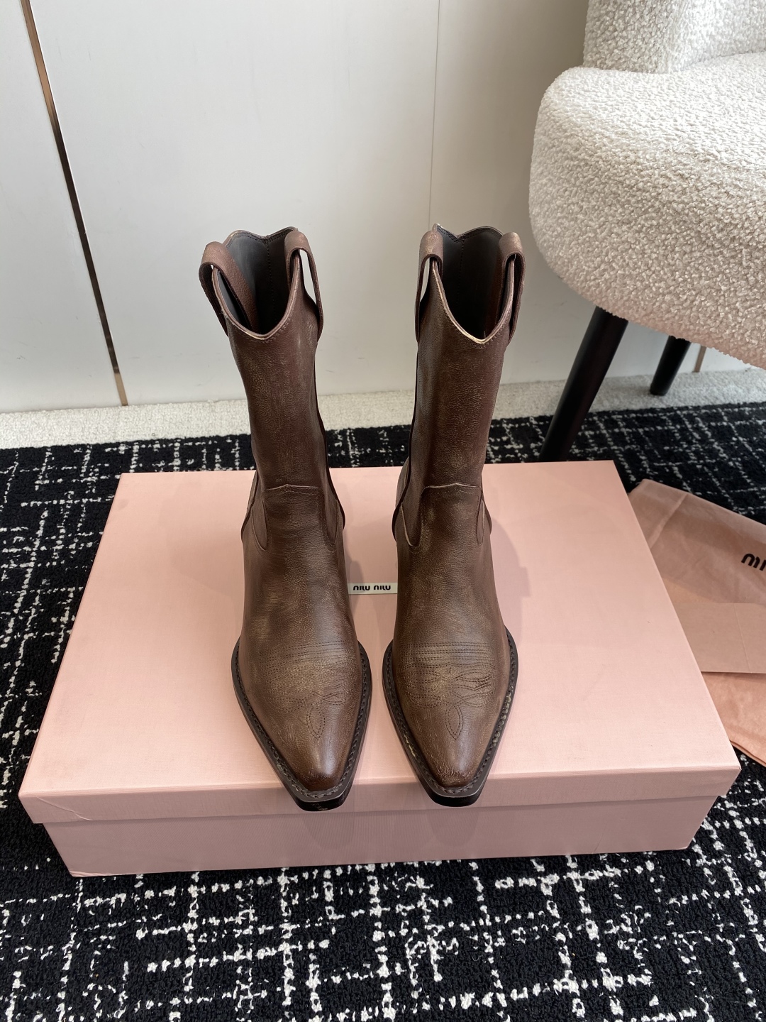 代购级
MiuMiu 25新款 new arrival 缪缪秀款 四季靴 

复古经典牛仔机车靴造型 代