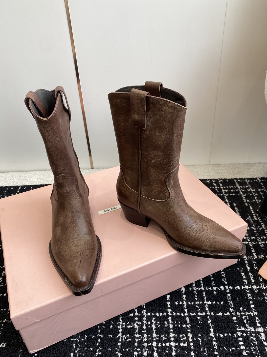 代购级
MiuMiu 25新款 new arrival 缪缪秀款 四季靴 

复古经典牛仔机车靴造型 代