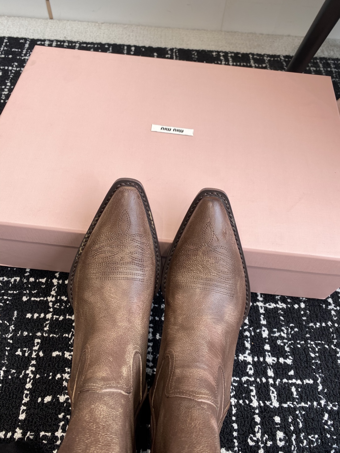 代购级
MiuMiu 25新款 new arrival 缪缪秀款 四季靴 

复古经典牛仔机车靴造型 代