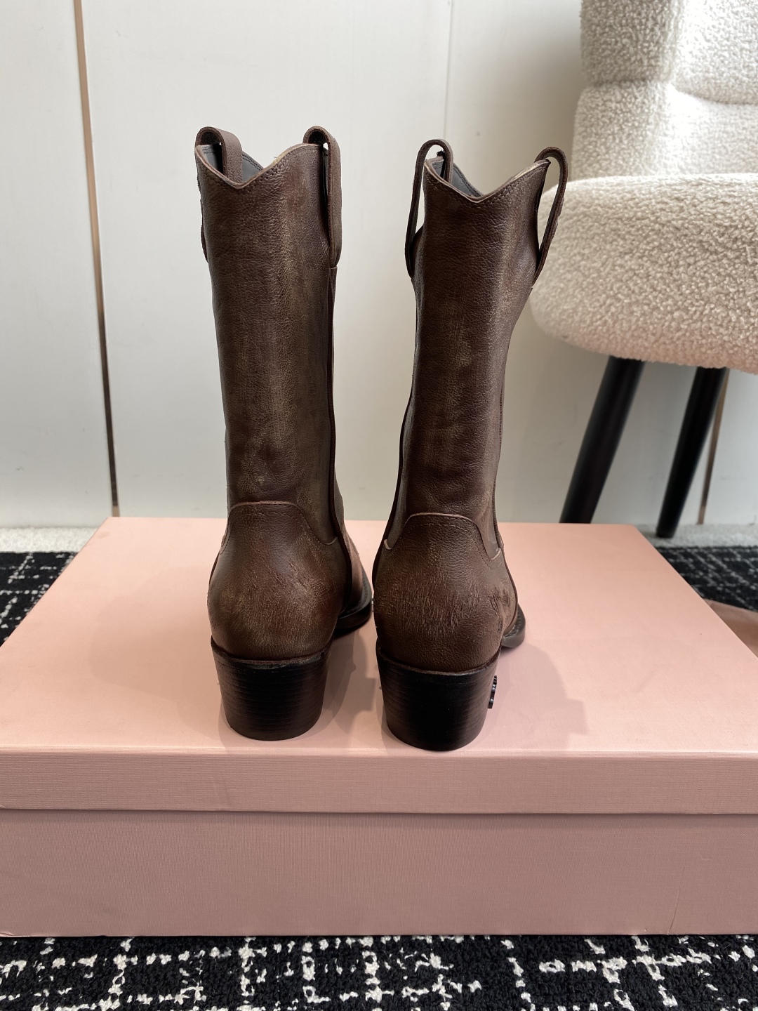 代购级
MiuMiu 25新款 new arrival 缪缪秀款 四季靴 

复古经典牛仔机车靴造型 代