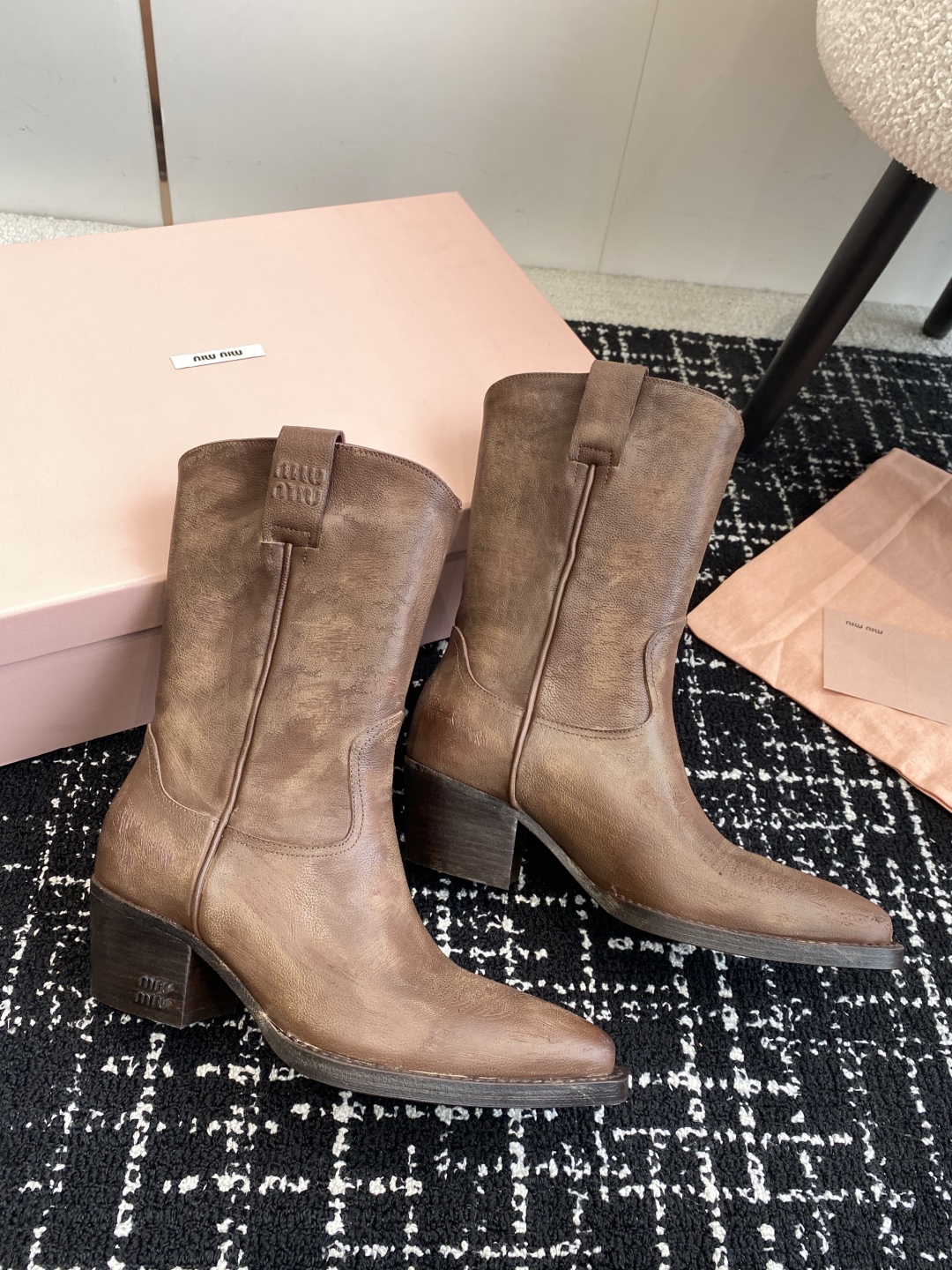 代购级
MiuMiu 25新款 new arrival 缪缪秀款 四季靴 

复古经典牛仔机车靴造型 代
