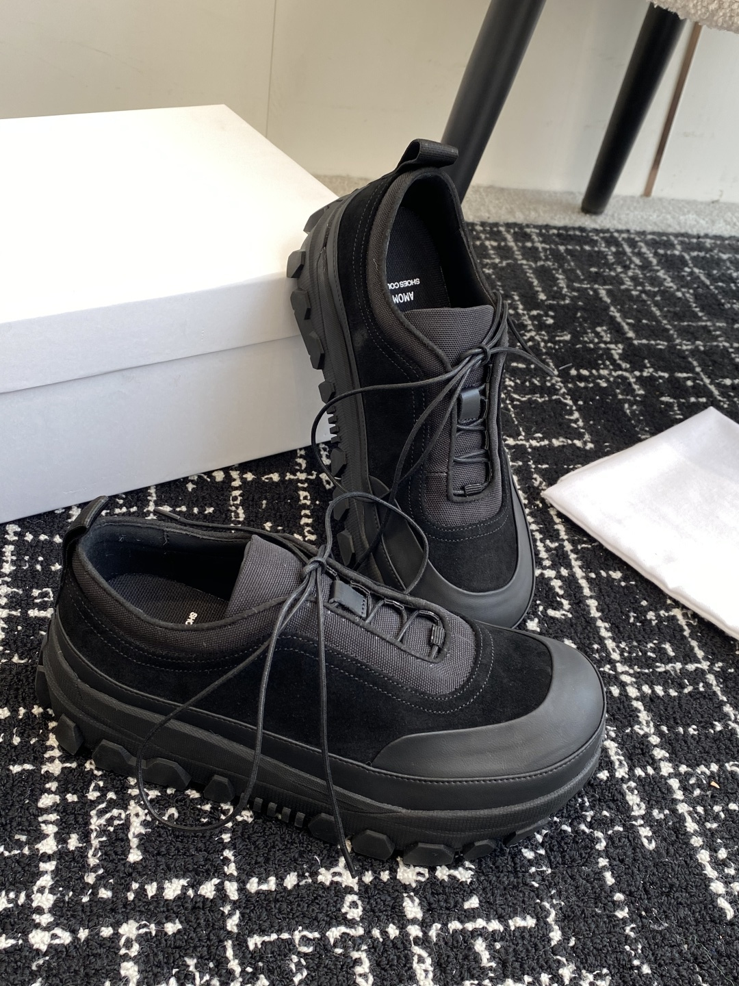 代购级
Amomento 25ss 韩国首尔独立品牌  休闲户外鞋 

上脚超级显瘦，大底柔软舒适，脚感