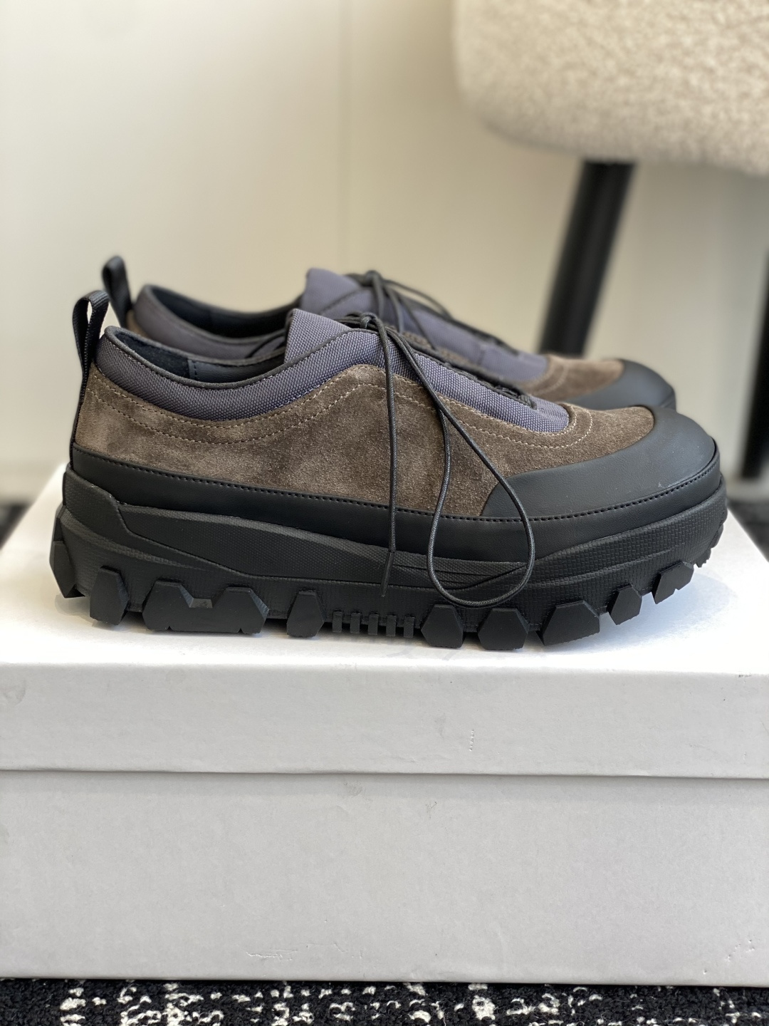 代购级
Amomento 25ss 韩国首尔独立品牌  休闲户外鞋 

上脚超级显瘦，大底柔软舒适，脚感