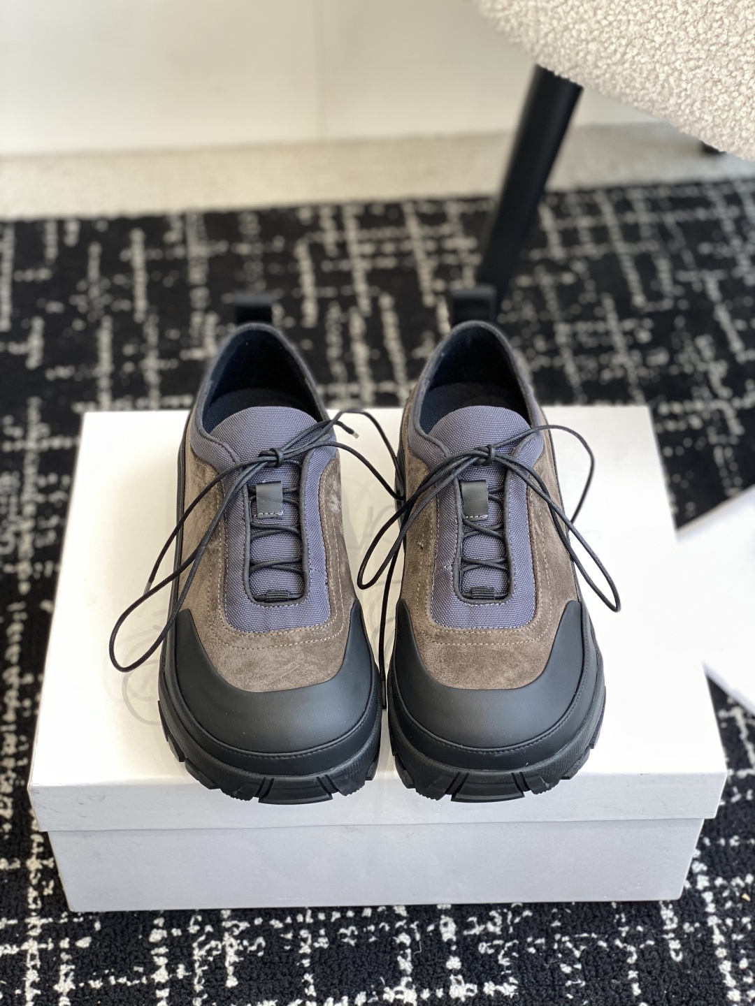 NO:164094,Purchase grade Amomento 25ss Independent Brand of Seoul, South Korea Casual Outdoor Shoes Super slim on the feet, soft and comfortable, and the foot feels very good. You won’t be tired even if you walk ten thousand steps a day. The style is simple and high-end, you can commute every day, and it also has a bit of dark and fashionable feeling. The large and square head design has a surplus capacity, and you can control any foot type. Imported fabric beef velvet footbed sheepskin Anti-slip wear-resistant rubber sole Size#35-40 (40 custom made without return or exchange), casual shoes/sports shoes, sneakers, sheepskin19860909代购级 Amomento 25ss 韩国首尔独立品牌 休闲户外鞋 上脚超级显瘦,大底柔软舒适,脚感非常好,日走万步都不会累的那种 款式简约高级,可日常可通勤,还带点暗黑时髦感,大方头设计容量富余,任何脚型都能驾驭. 面料进口牛反绒 垫脚羊皮 防滑耐磨橡胶大底 Size#35-40（40订做不退换）,休闲鞋/运动鞋,sneakers,sheepskin,Women's Shoes