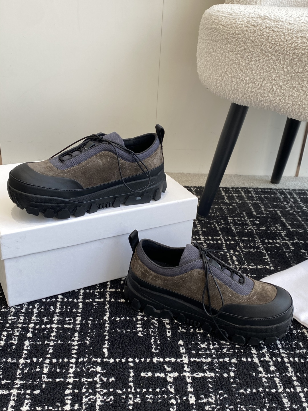 代购级
Amomento 25ss 韩国首尔独立品牌  休闲户外鞋 

上脚超级显瘦，大底柔软舒适，脚感