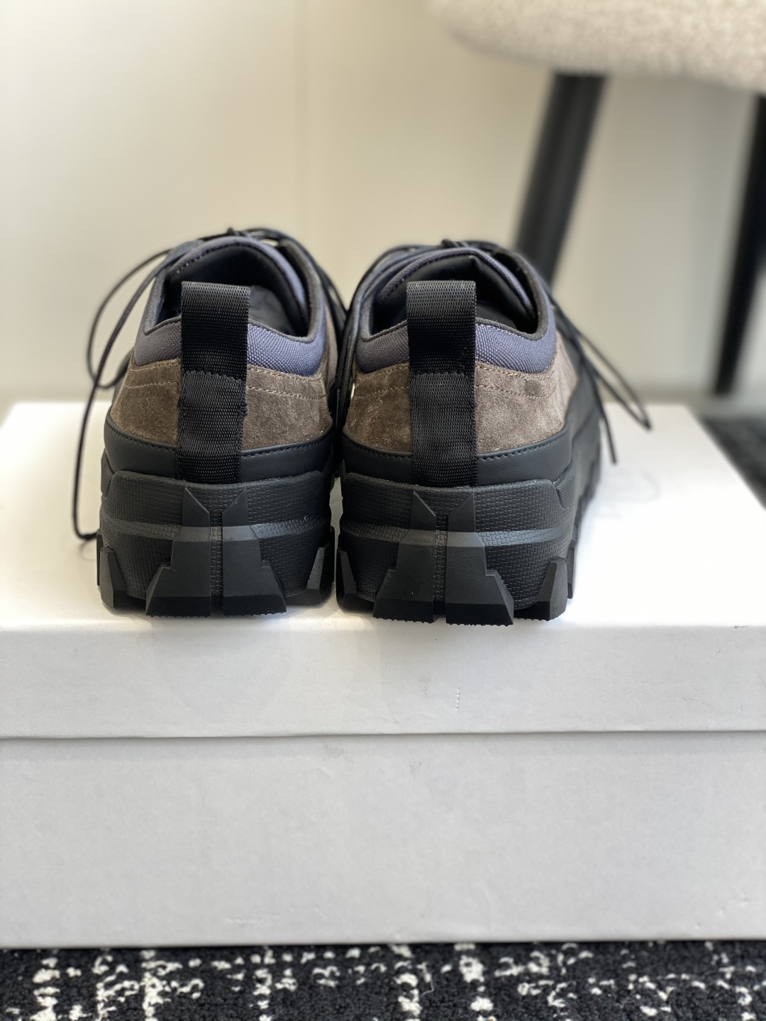 代购级
Amomento 25ss 韩国首尔独立品牌  休闲户外鞋 

上脚超级显瘦，大底柔软舒适，脚感