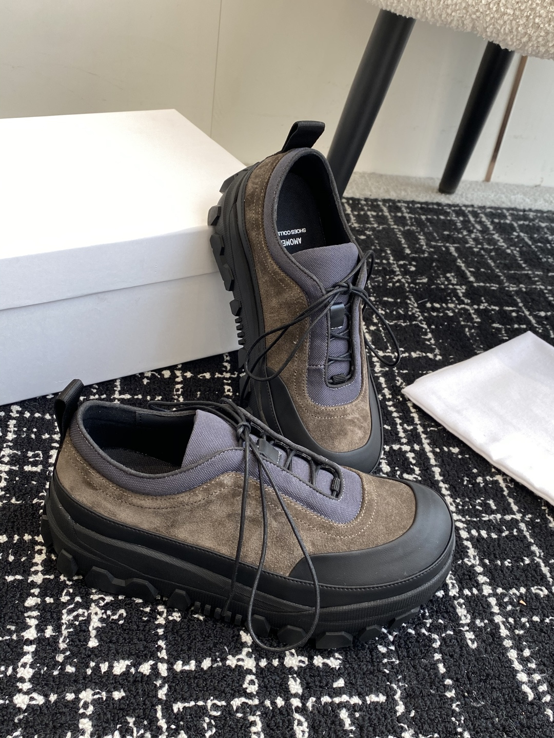 代购级
Amomento 25ss 韩国首尔独立品牌  休闲户外鞋 

上脚超级显瘦，大底柔软舒适，脚感