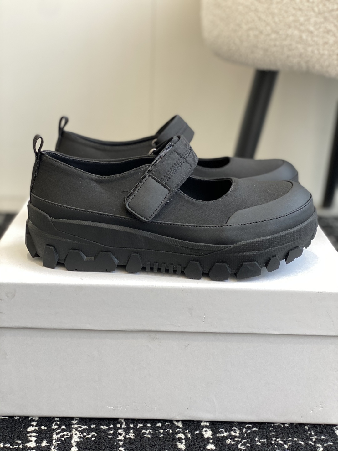 代购级
Amomento 25ss 韩国首尔独立品牌  玛丽珍 休闲户外鞋 

上脚超级显瘦，大底柔软舒