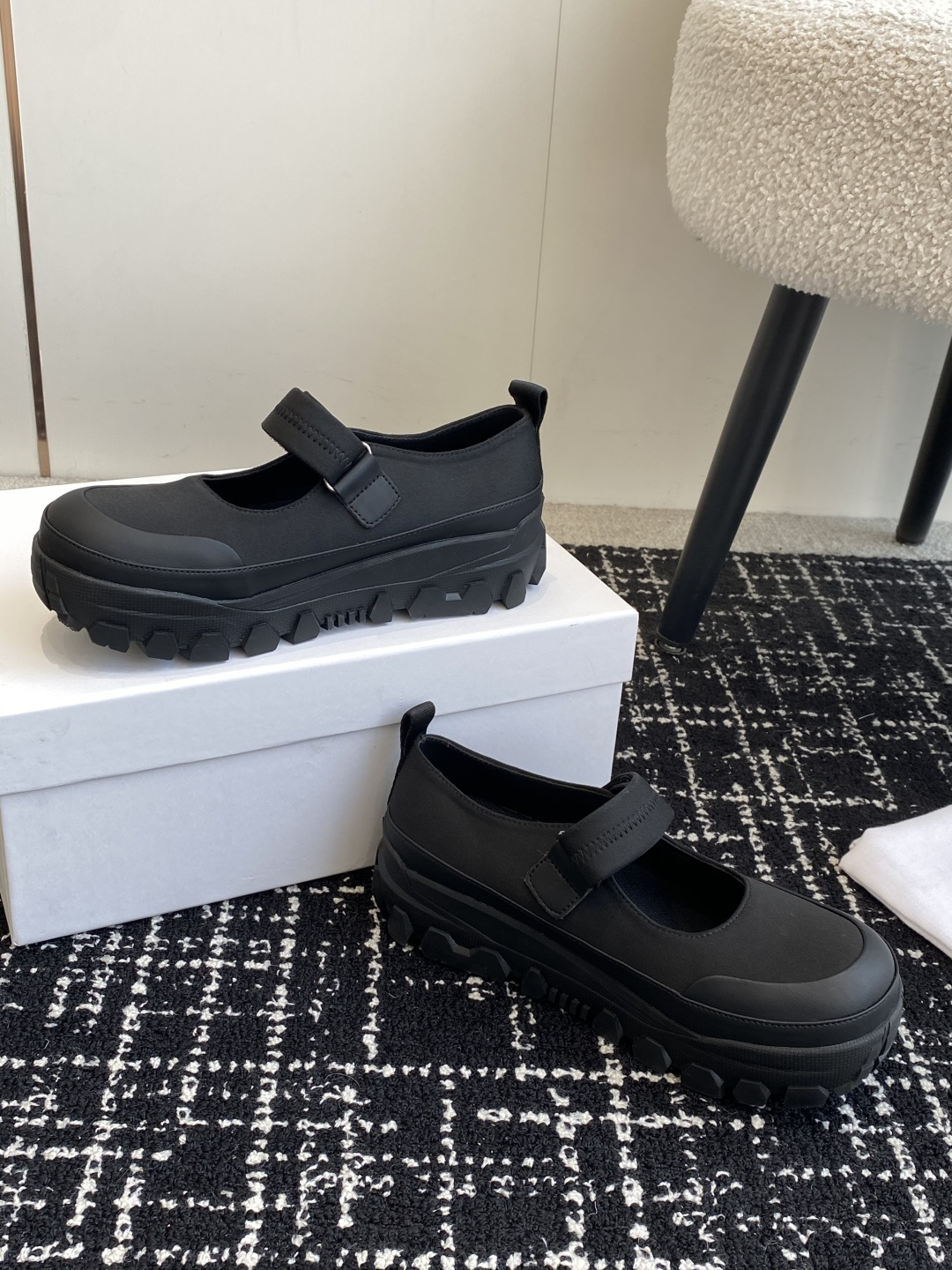 代购级
Amomento 25ss 韩国首尔独立品牌  玛丽珍 休闲户外鞋 

上脚超级显瘦，大底柔软舒