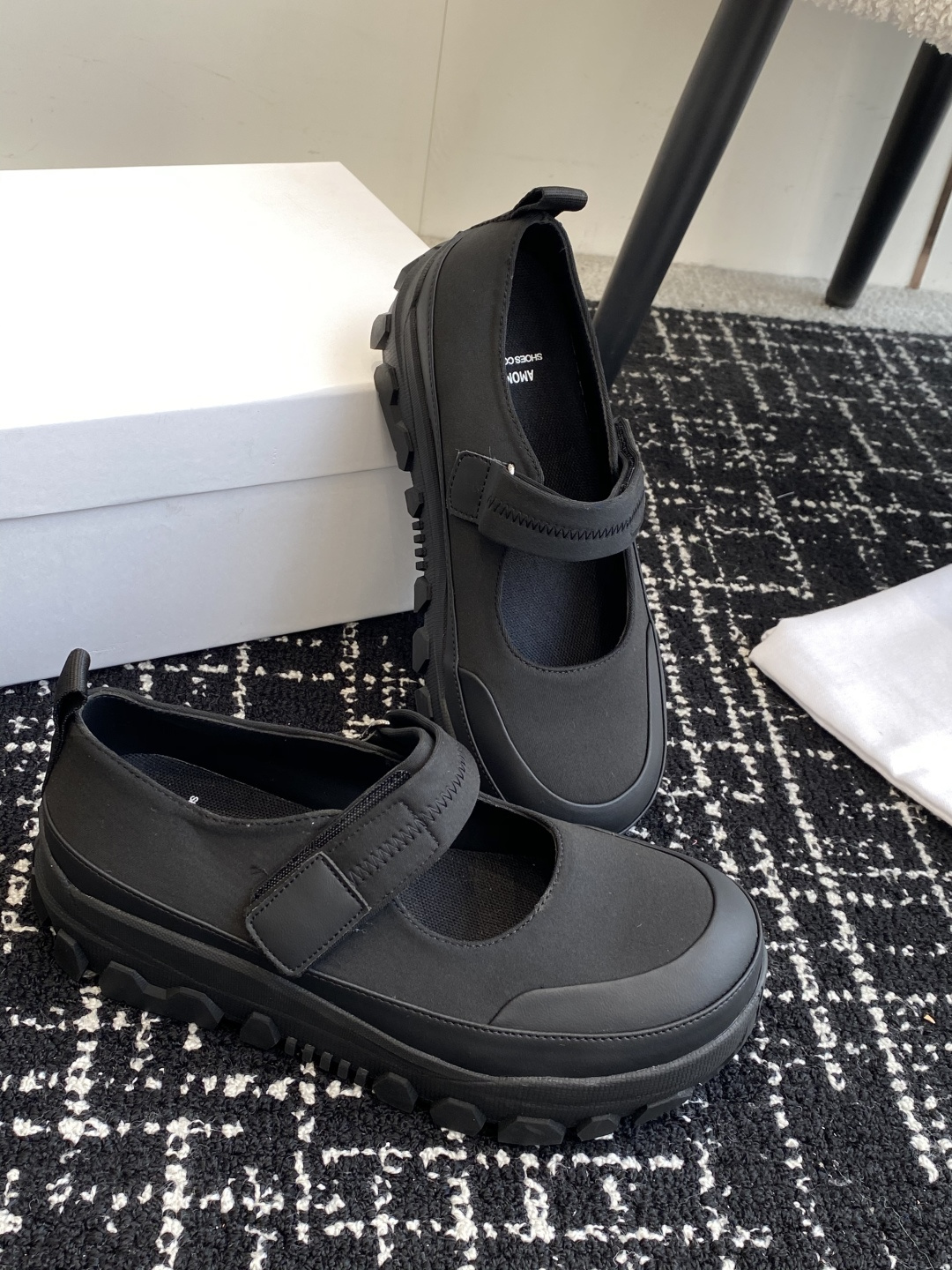 代购级
Amomento 25ss 韩国首尔独立品牌  玛丽珍 休闲户外鞋 

上脚超级显瘦，大底柔软舒