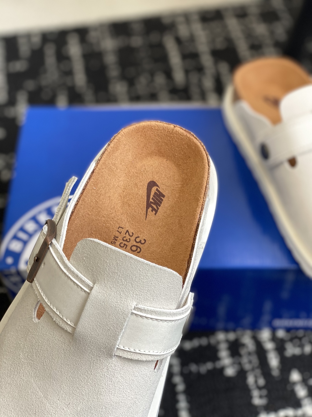 代购级（情侣款）
Nike x 联名 Birkenstock 25ss 新款 包头拖 这两个品牌刚出联名
