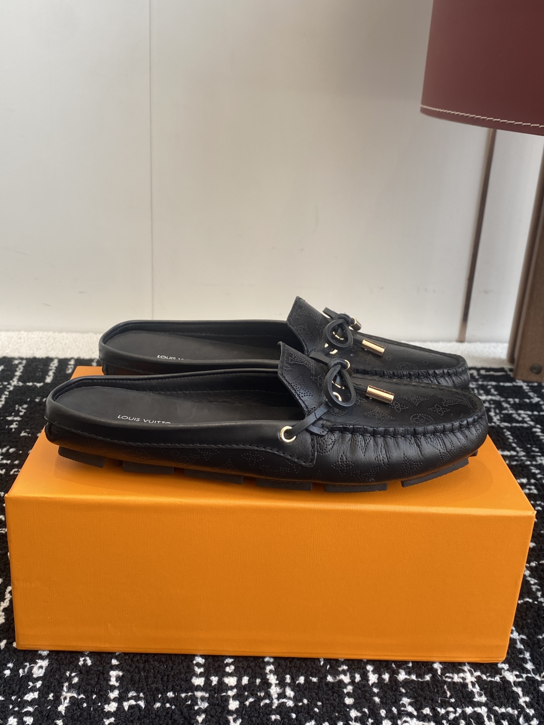 代购级
Louis Vuitton GLORIA平底 豆豆鞋 半拖 采用优质牛皮 轻盈舒适的莫卡辛结构搭