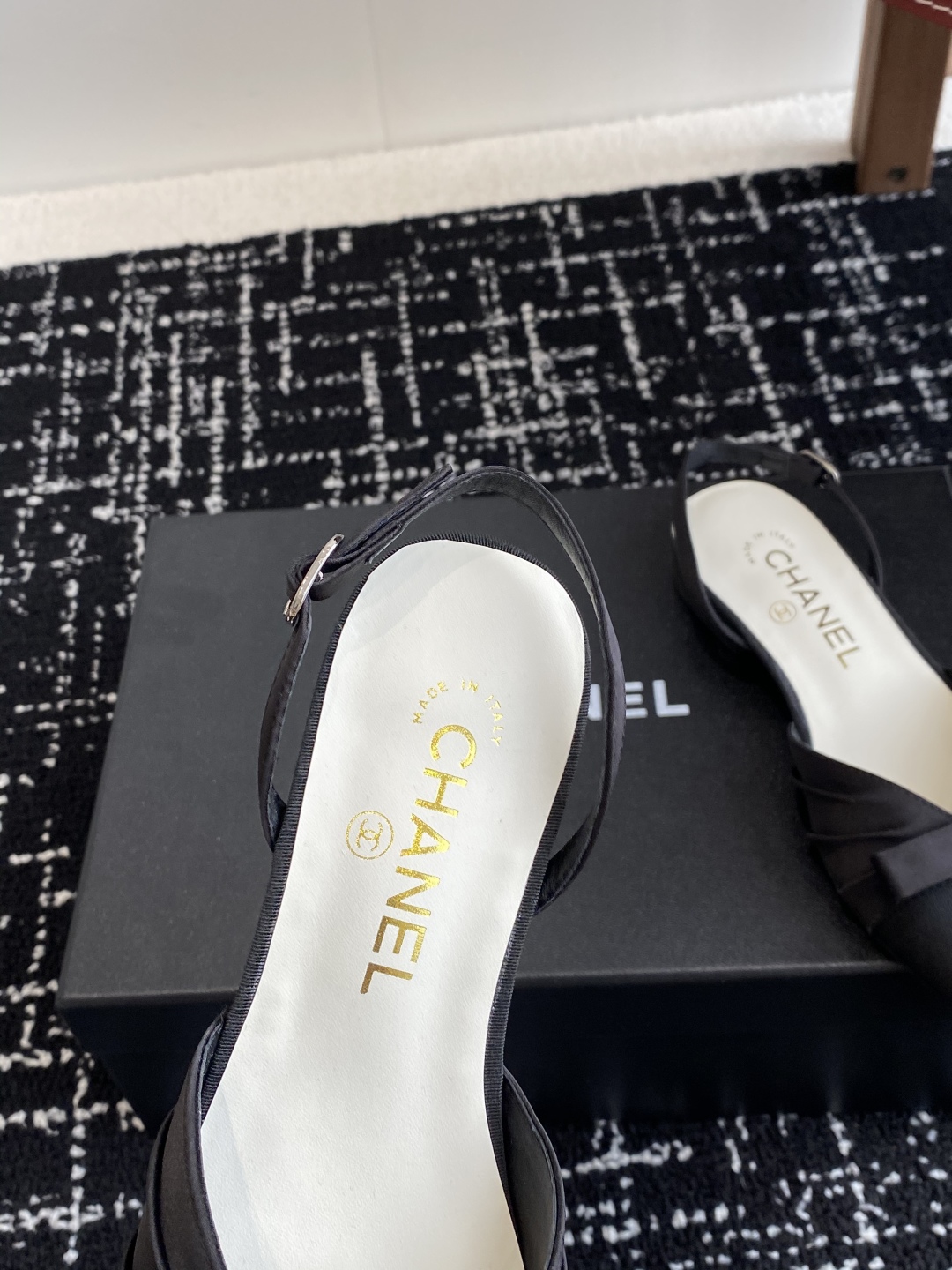 代购级
Chanel 小香 25ss早春新品 缎面蝴蝶结凉鞋系列

法式风情 真是美到心尖尖上啦！ 优雅