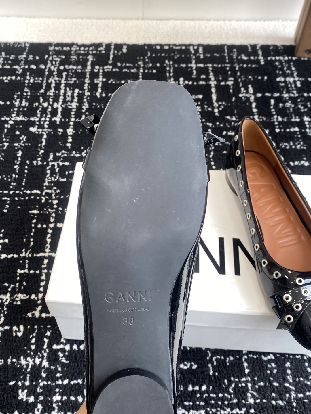 代购级
GANNI 25ss 春夏走秀款单鞋 一年四季都可以穿的单鞋来了，一双封神的四季鞋 简约复古设计
