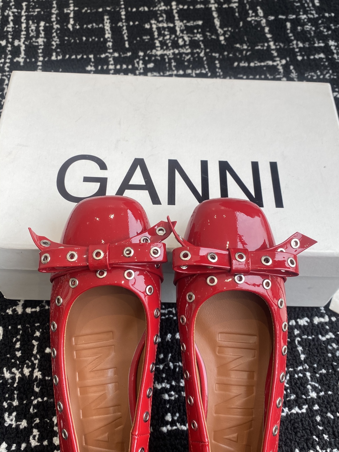代购级
GANNI 25ss 春夏走秀款单鞋 一年四季都可以穿的单鞋来了，一双封神的四季鞋 简约复古设计