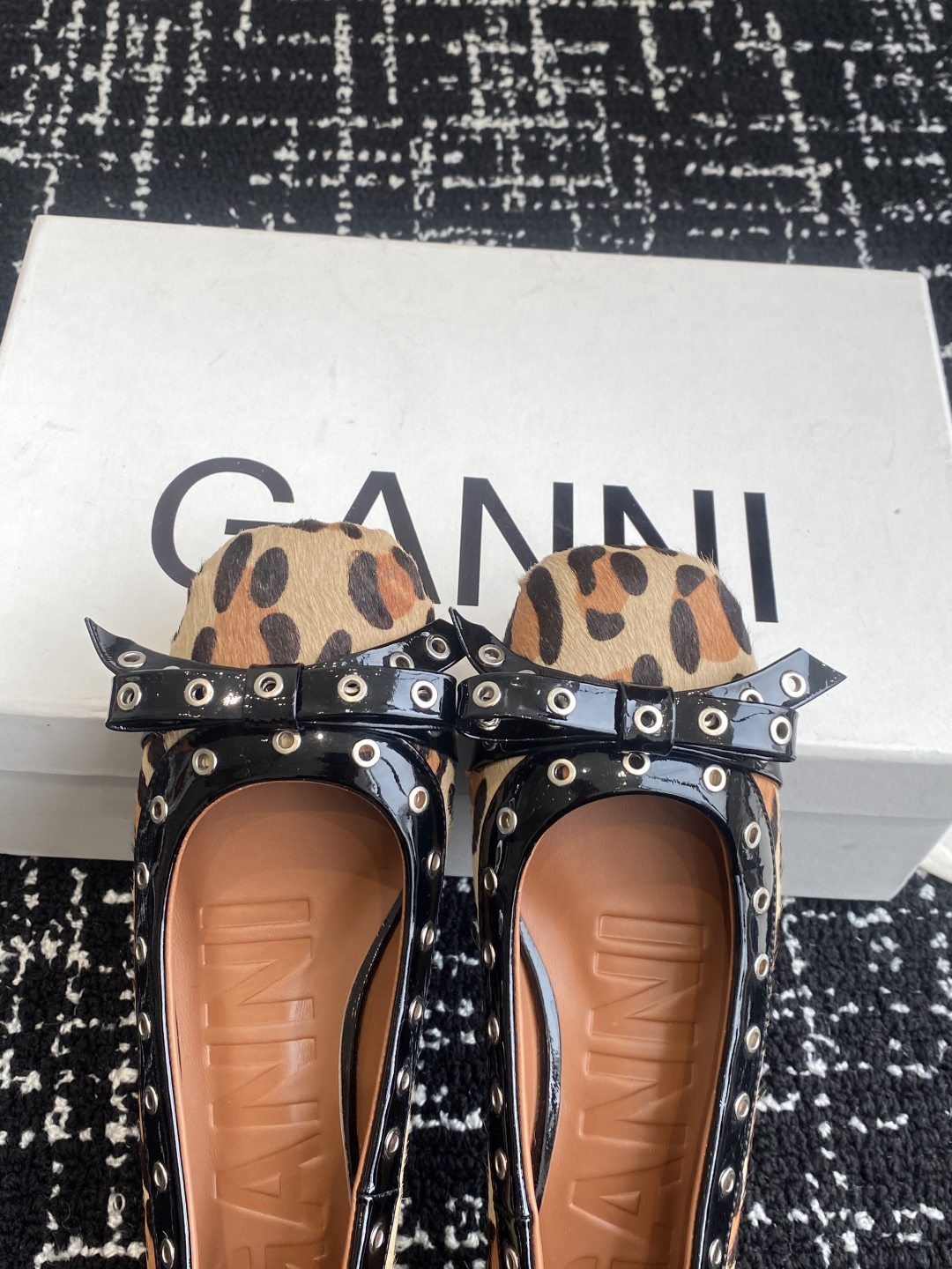 代购级
GANNI 25ss 春夏走秀款单鞋 一年四季都可以穿的单鞋来了，一双封神的四季鞋 简约复古设计