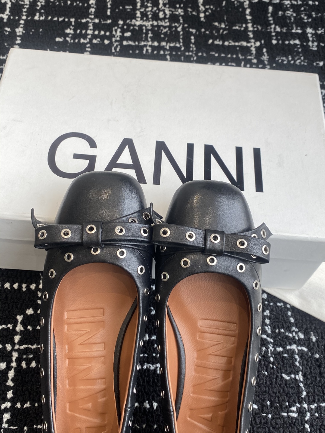 代购级
GANNI 25ss 春夏走秀款单鞋 一年四季都可以穿的单鞋来了，一双封神的四季鞋 简约复古设计