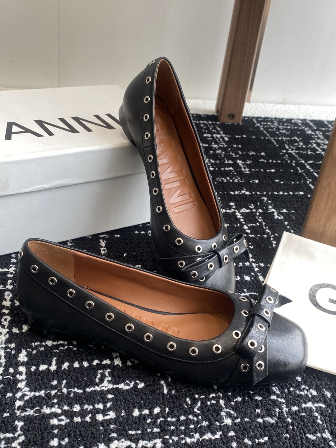 代购级
GANNI 25ss 春夏走秀款单鞋 一年四季都可以穿的单鞋来了，一双封神的四季鞋 简约复古设计