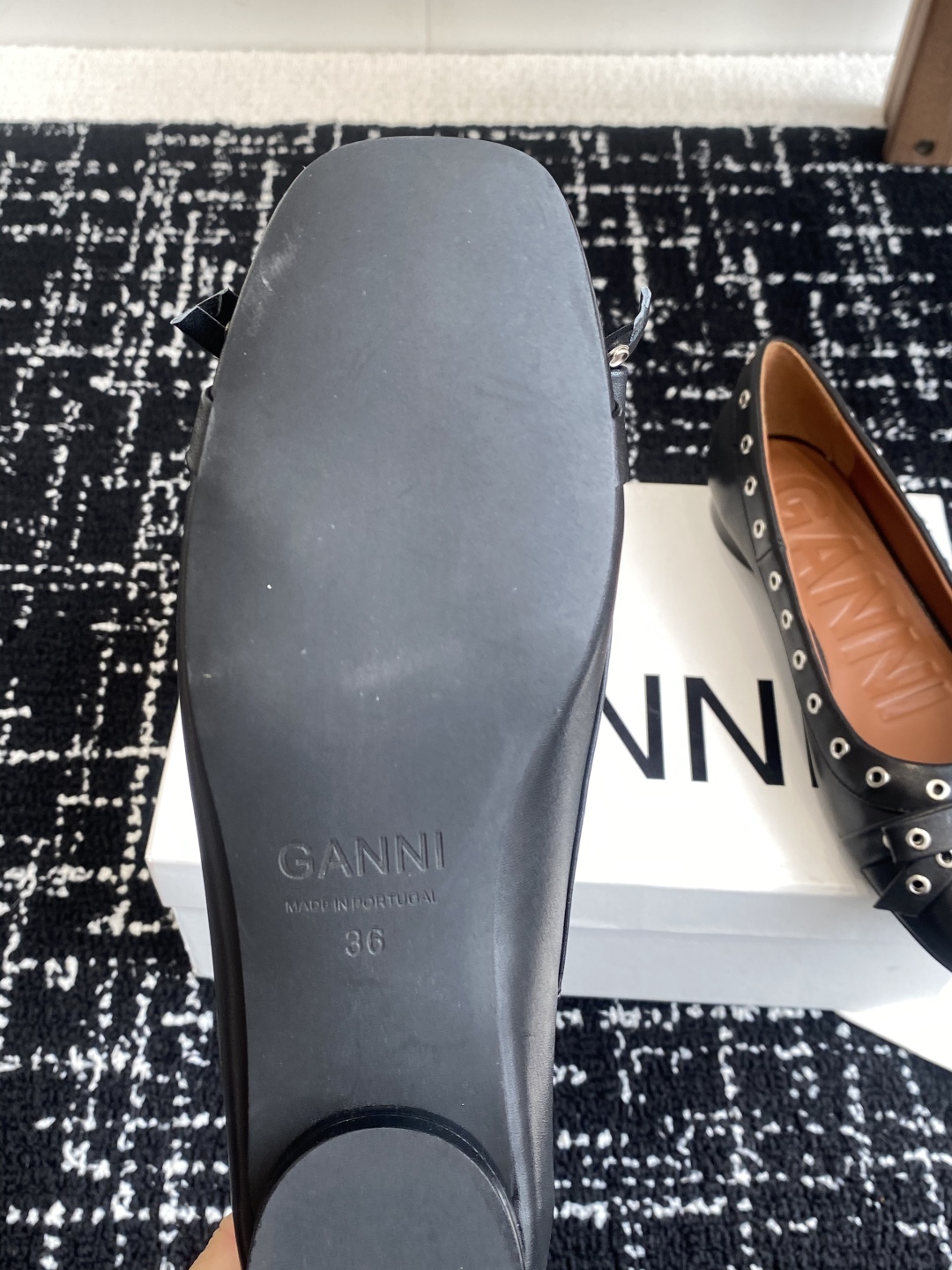 代购级
GANNI 25ss 春夏走秀款单鞋 一年四季都可以穿的单鞋来了，一双封神的四季鞋 简约复古设计