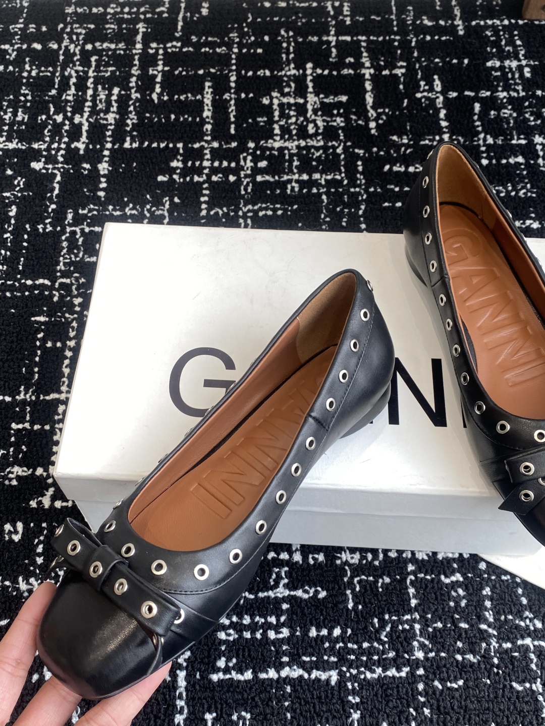 代购级
GANNI 25ss 春夏走秀款单鞋 一年四季都可以穿的单鞋来了，一双封神的四季鞋 简约复古设计
