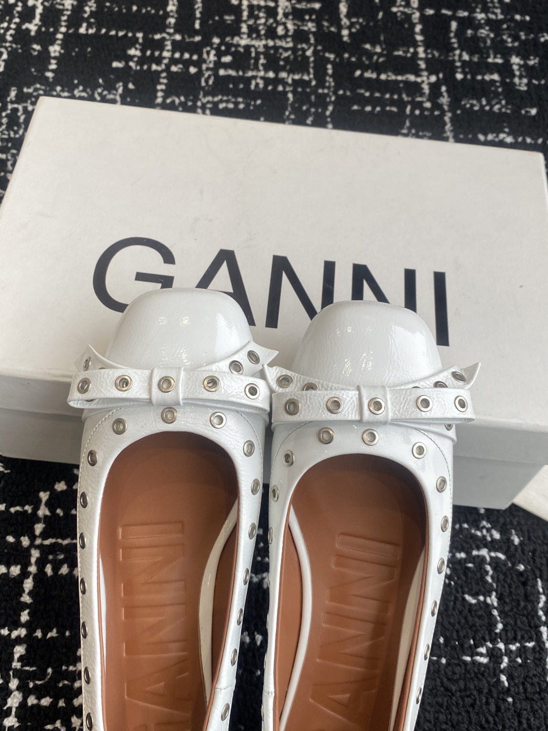 代购级
GANNI 25ss 春夏走秀款单鞋 一年四季都可以穿的单鞋来了，一双封神的四季鞋 简约复古设计