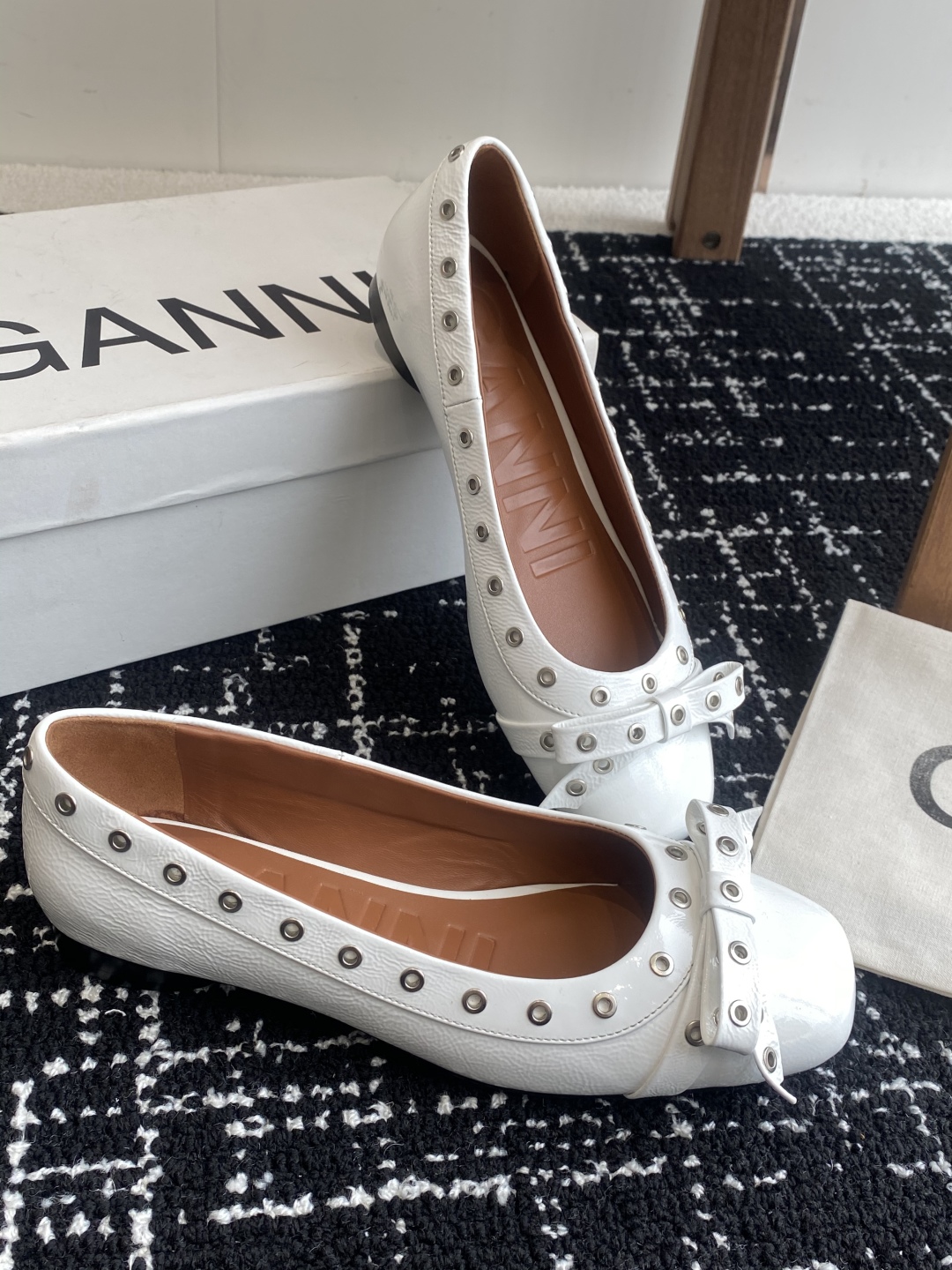 代购级
GANNI 25ss 春夏走秀款单鞋 一年四季都可以穿的单鞋来了，一双封神的四季鞋 简约复古设计