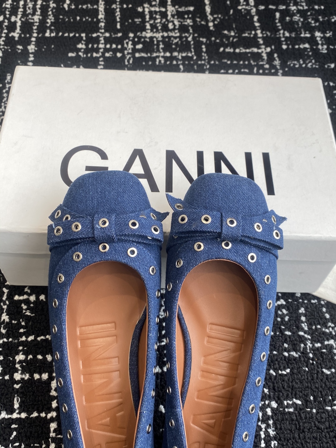 代购级
GANNI 25ss 春夏走秀款单鞋 一年四季都可以穿的单鞋来了，一双封神的四季鞋 简约复古设计