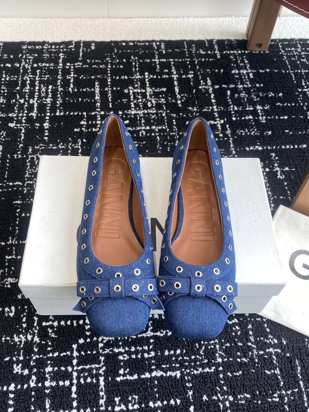 代购级
GANNI 25ss 春夏走秀款单鞋 一年四季都可以穿的单鞋来了，一双封神的四季鞋 简约复古设计