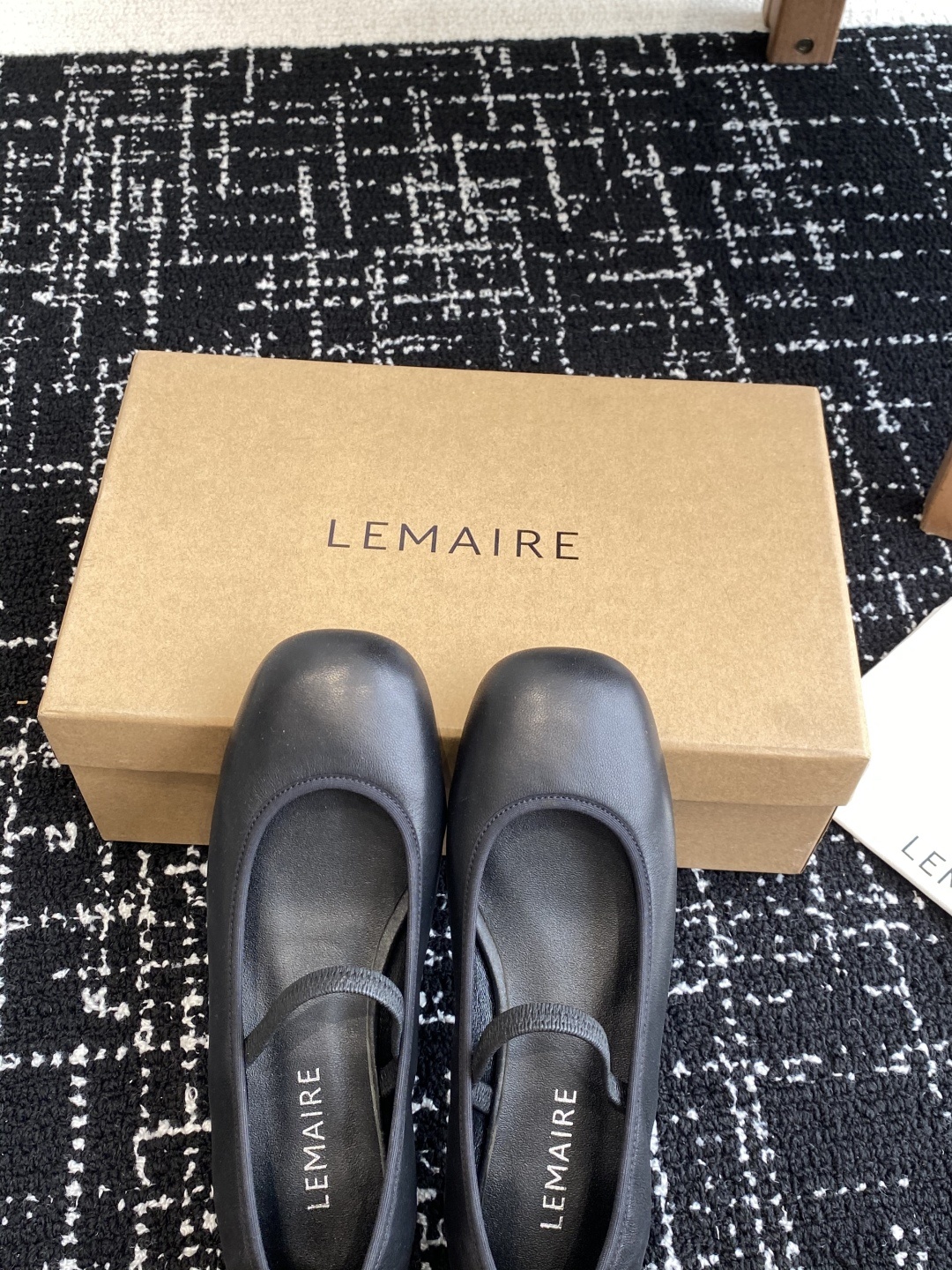 代购级
LEMAIRE 25ss绝美芭蕾舞鞋 上脚真的超级舒适 低调简约又不失高级
随意慵懒 小鸡