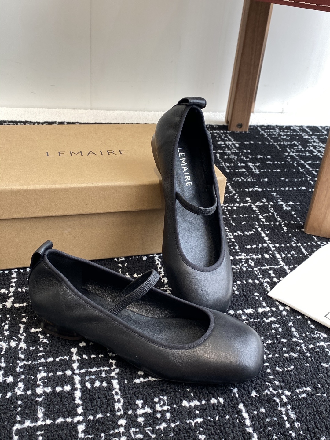 代购级
LEMAIRE 25ss绝美芭蕾舞鞋 上脚真的超级舒适 低调简约又不失高级
随意慵懒 小鸡