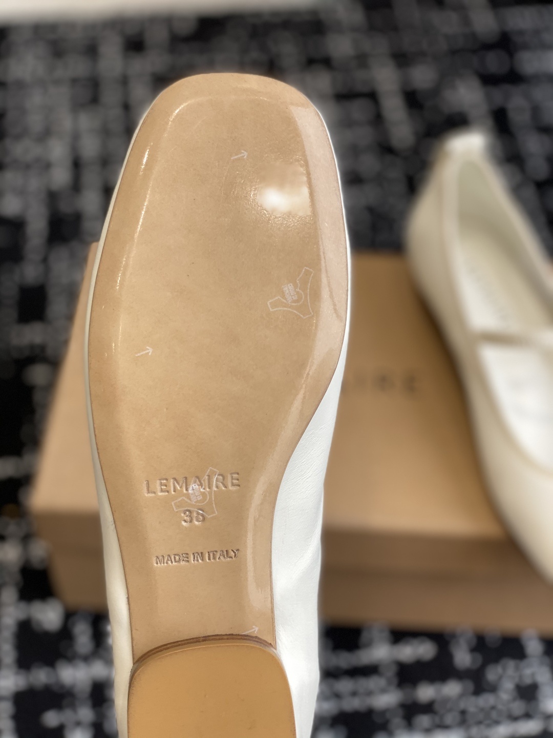 代购级
LEMAIRE 25ss绝美芭蕾舞鞋 上脚真的超级舒适 低调简约又不失高级
随意慵懒 小鸡