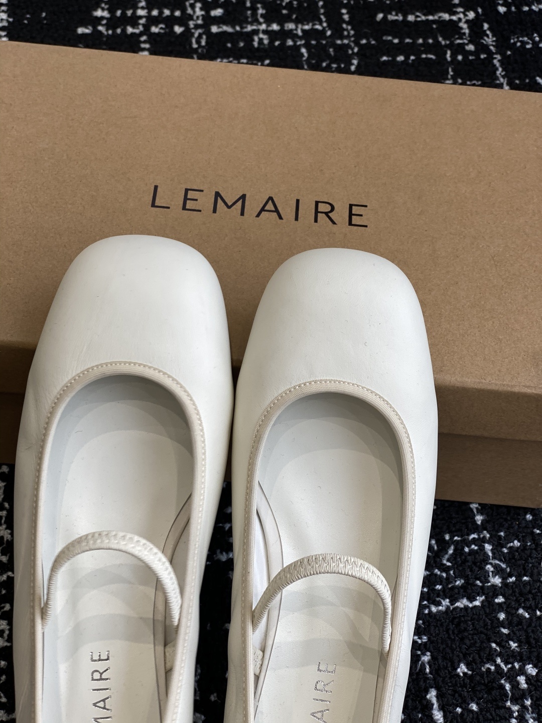 代购级
LEMAIRE 25ss绝美芭蕾舞鞋 上脚真的超级舒适 低调简约又不失高级
随意慵懒 小鸡