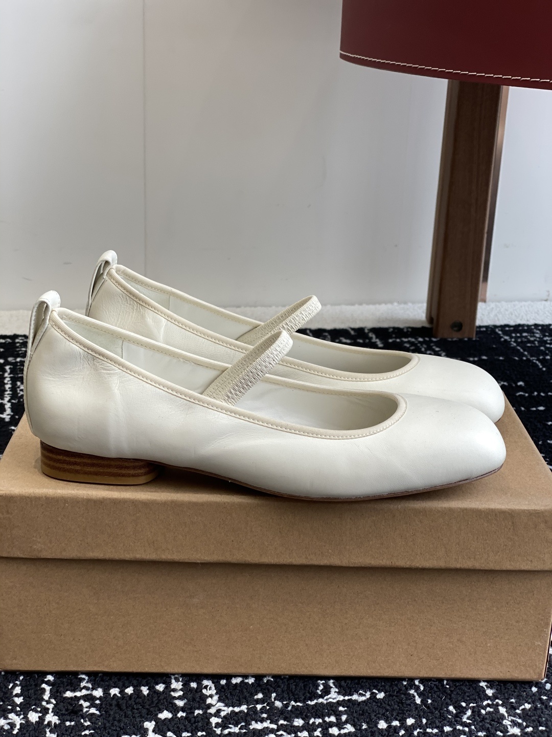 代购级
LEMAIRE 25ss绝美芭蕾舞鞋 上脚真的超级舒适 低调简约又不失高级
随意慵懒 小鸡
